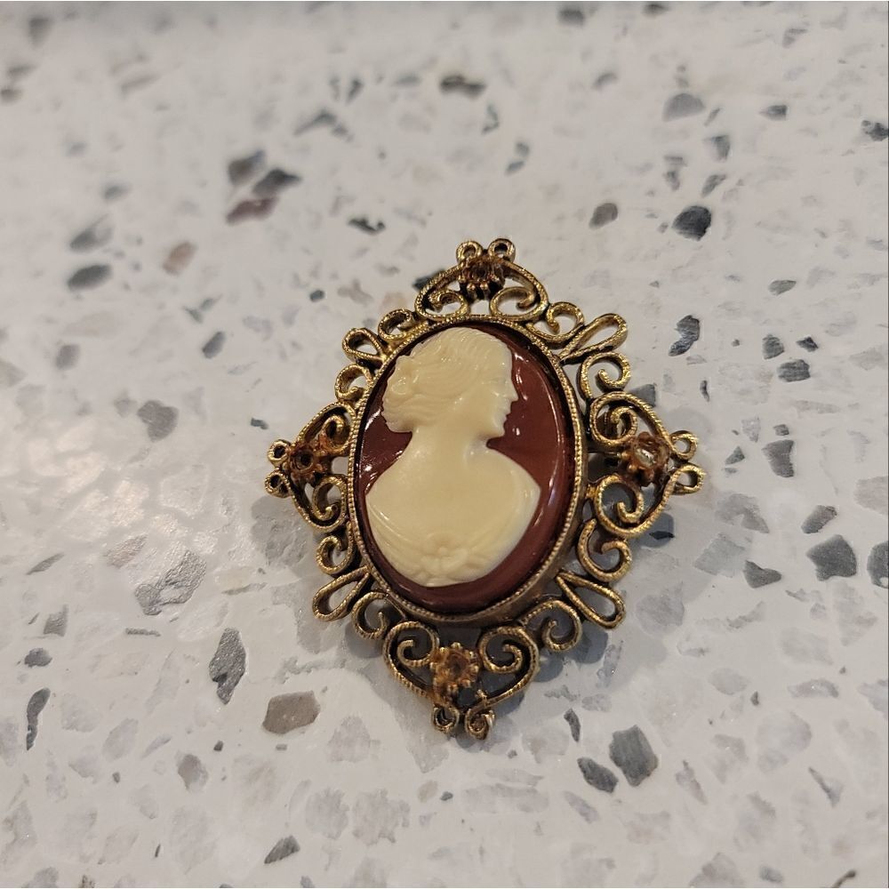 JJ. Cameo Brooch - Picture 2 of 6
